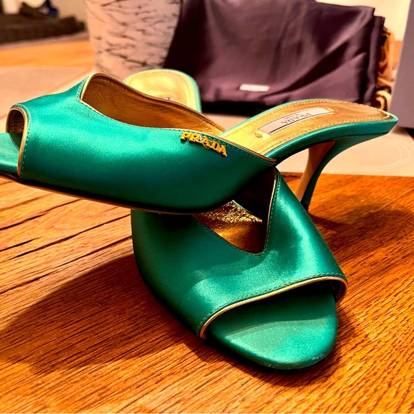 Selling a beautiful green pair of Pradas. They were worn abt four times in total - Picture 4 of 6